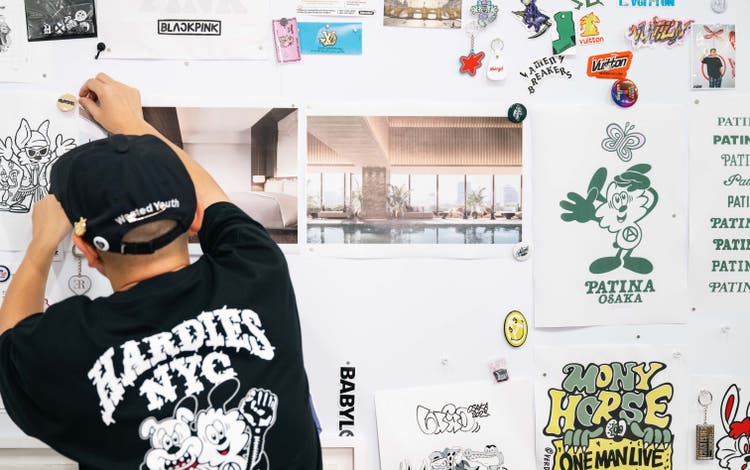 Verdy showing victory gesture.