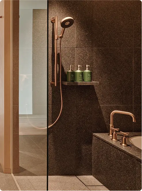 ゴールド調の金具が彩る、エレガントなバスタブ。