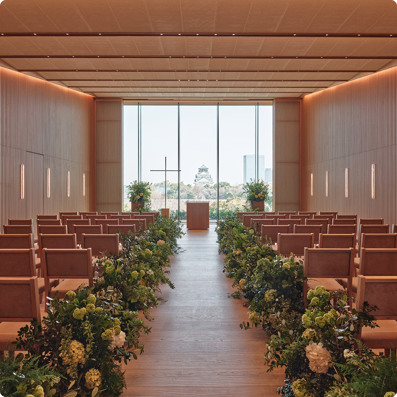 静寂なパティーナチャペルに並ぶ木製の椅子。