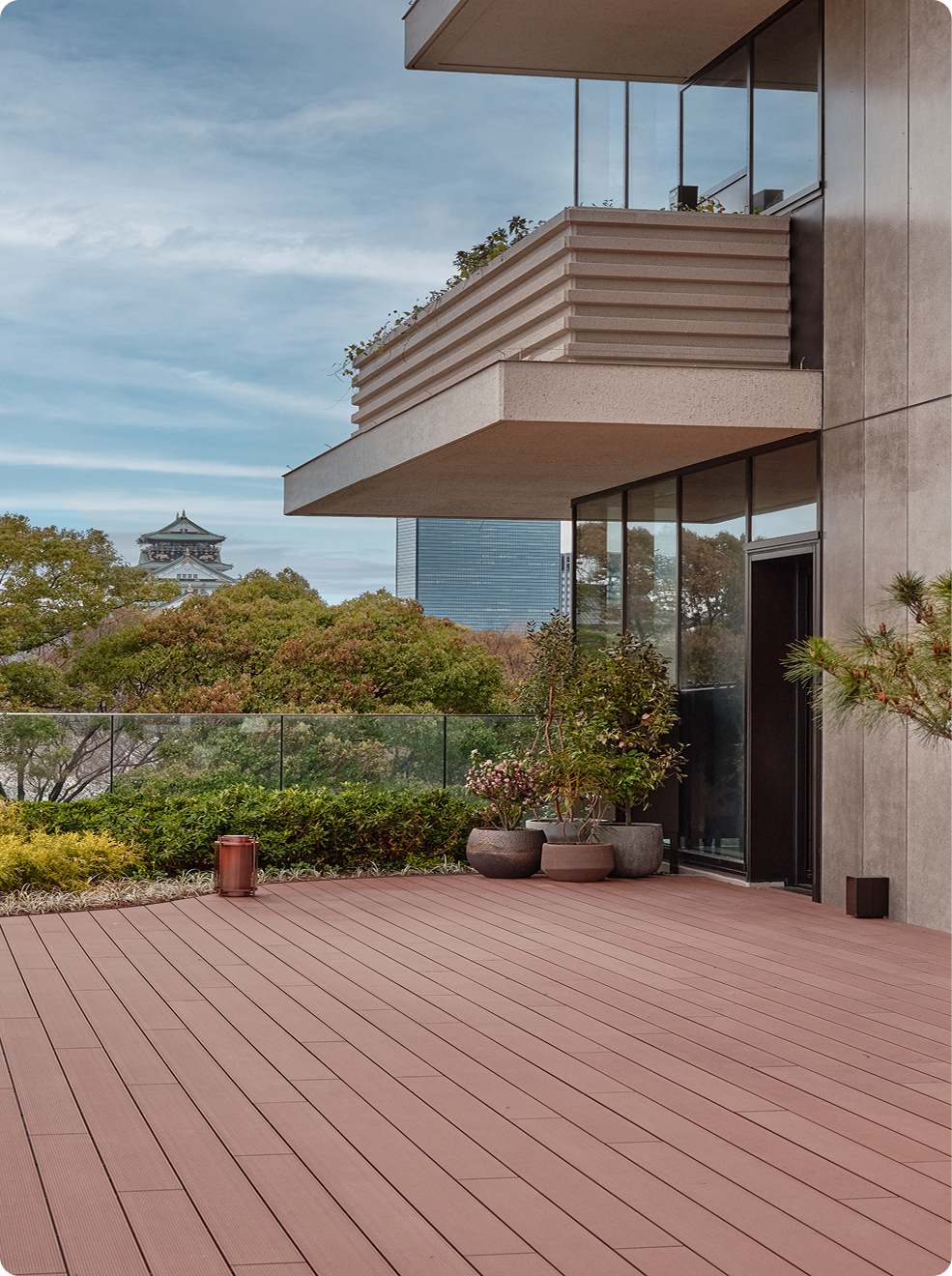 パティーナテラスから望む、歴史とモダンが調和するスカイライン。