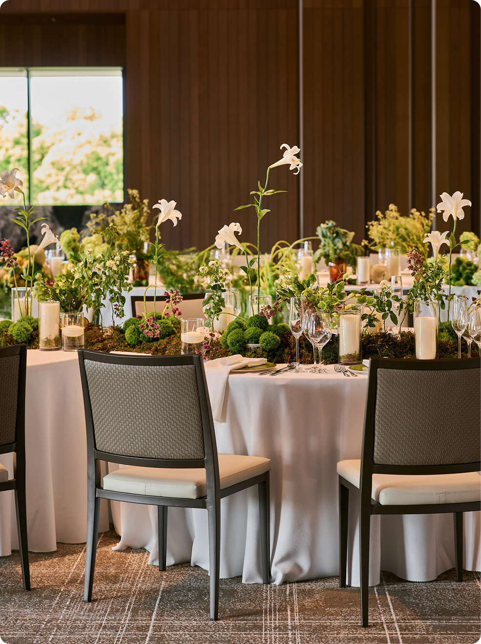 花のセンターピースが飾られた、パティーナボールルームの宴席。