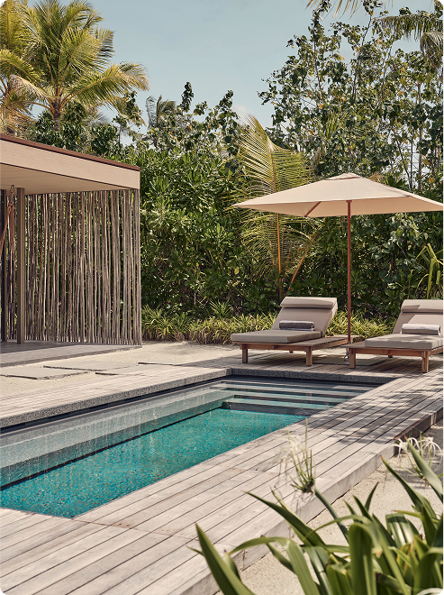 Lounge-Stühle neben privatem kleinem Pool.