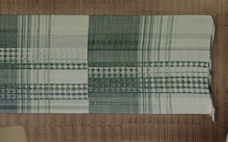 Abstraktes Textil-Design mit sich überschneidenden Streifen.