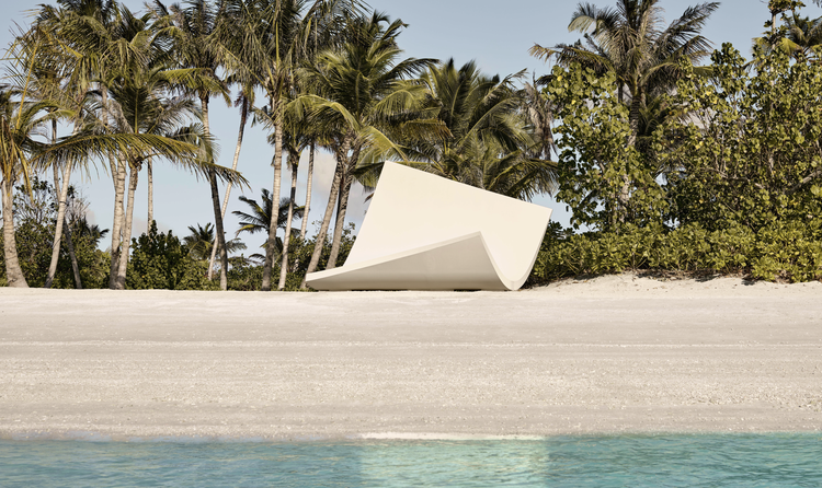 Weiße, abstrakte Skulptur an tropischem Strand.