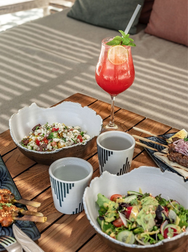Mahlzeit unter freiem Himmel mit gegrilltem Fleisch und Saft.