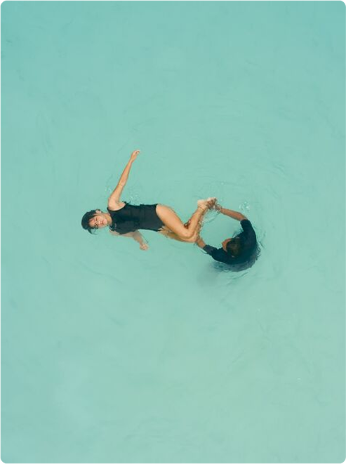 - Begleitetes Floating in ruhigem Wasserbecken - Badende Personen in ruhigem, sonnenbeschienenen Pool - Entspannte Wassertherapie, erweiterte Körperhaltung [Let me know if you&#39;d like schema-ready variants or editorial tones for wellness, hospitality, or experiential storytelling.]