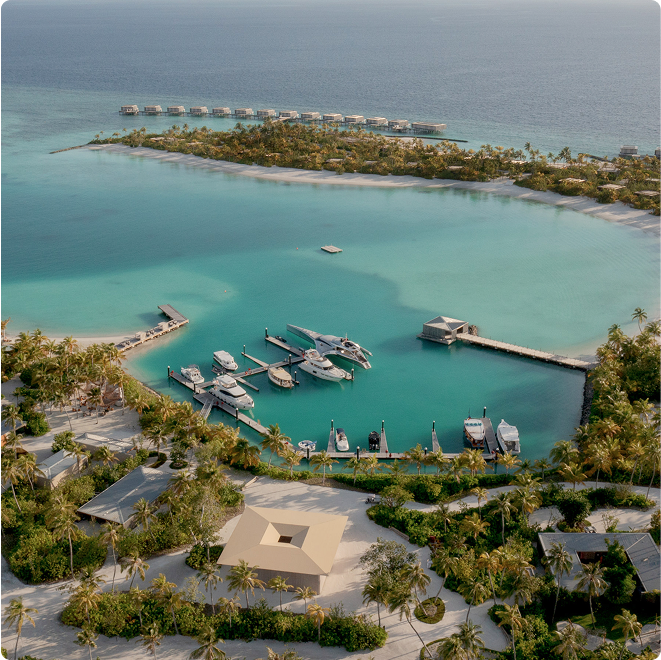 Boote in der Nähe von Uferbungalows