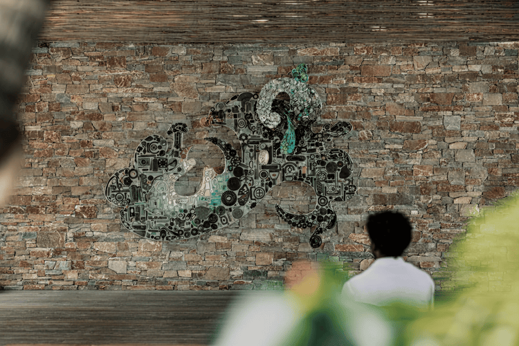 当代海洋主题的室内艺术装置。