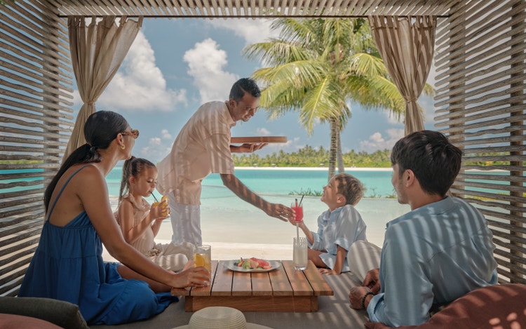 一家人在海滨休憩区眺望碧蓝海景，悠享惬意时光。