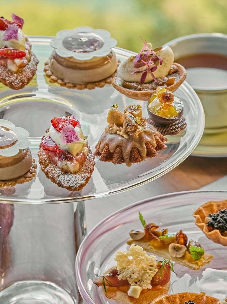 エディブルフラワーをアクセントにあしらった段重ねのデザート。