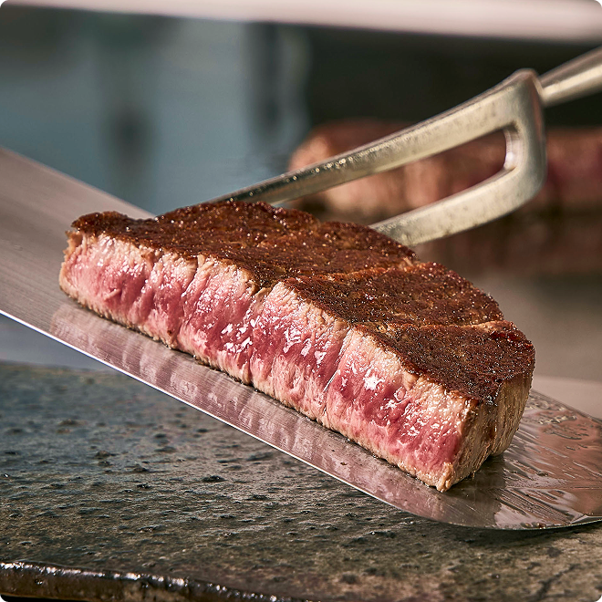 外はこんがり、中はレアに焼き上げた牛肉。