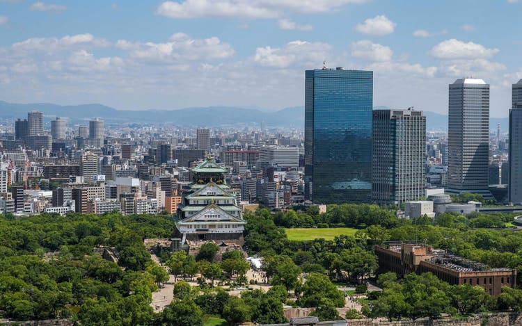 大阪城公園の豊かな夏の緑に囲まれたパティーナ大阪