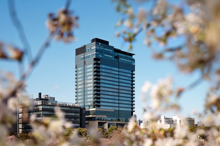 都会の景観が見渡せるバルコニーでくつろぐお客様。