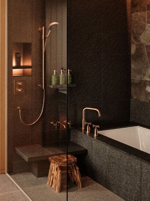 ニュートラルな色合いに、織りの質感が調和するラウンジ。