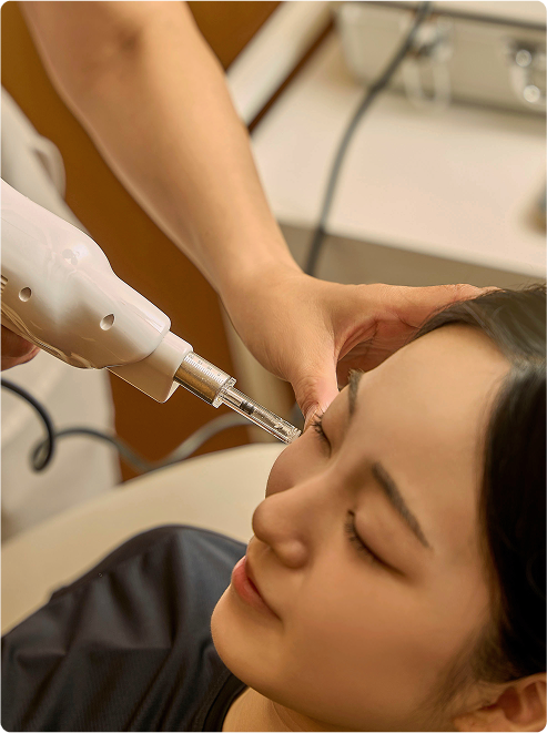小型美容機器によるフェイシャルトリートメント。