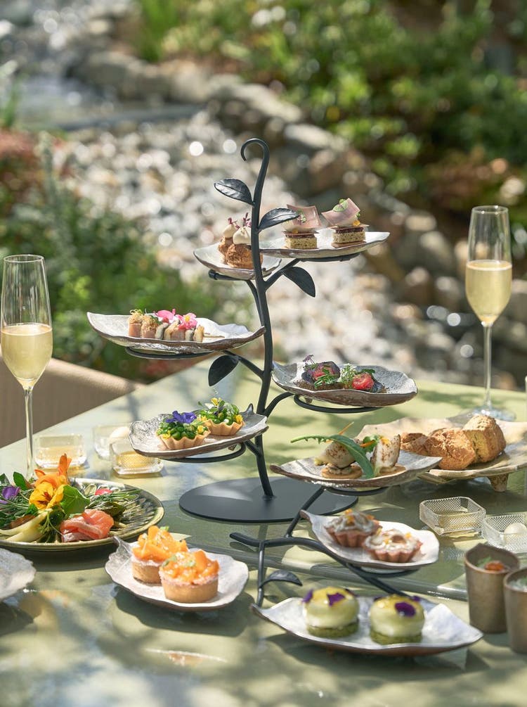 잎사귀 모양의 다단 스탠드에 차려낸 고급 페이스트리.