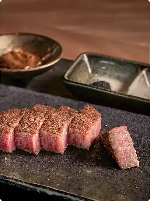 마블링이 풍부한 소고기와 디핑 소스.
