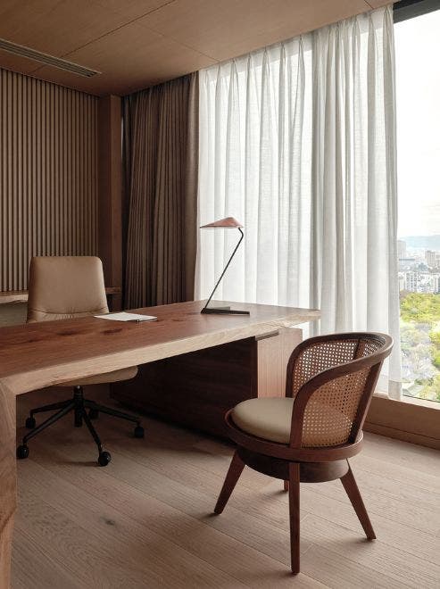 전망이 파노라마처럼 펼쳐지는 창가의 소파와 안락의자.