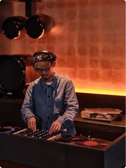 DJ 在氛围雅致的酒廊中播放黑胶唱片。