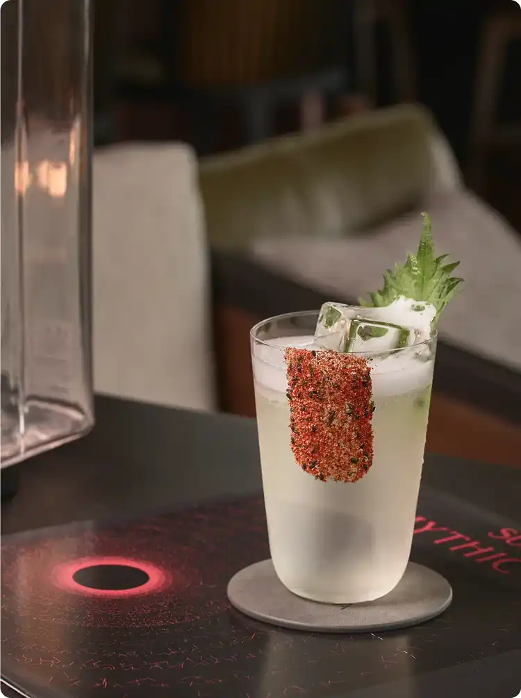 叶片与香料为鸡尾酒加冕。
