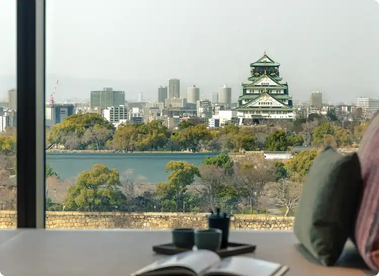 凭窗茶歇，遥望大阪天守阁。